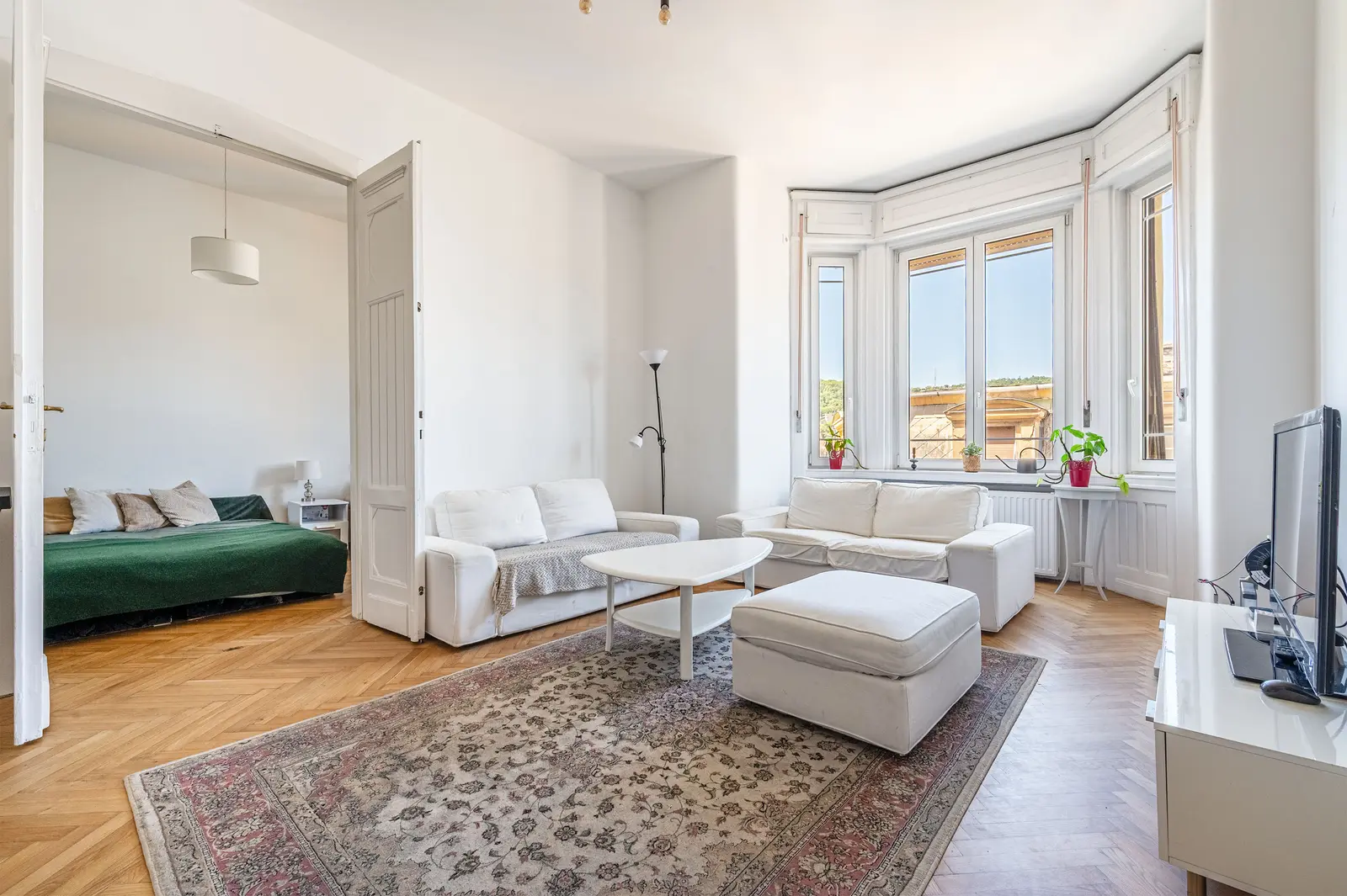 Felújított, világos nagypolgári lakás eladó Budapest II. kerületében, a Városmajortól és a Széll Kálmán tértől egy lépésre!