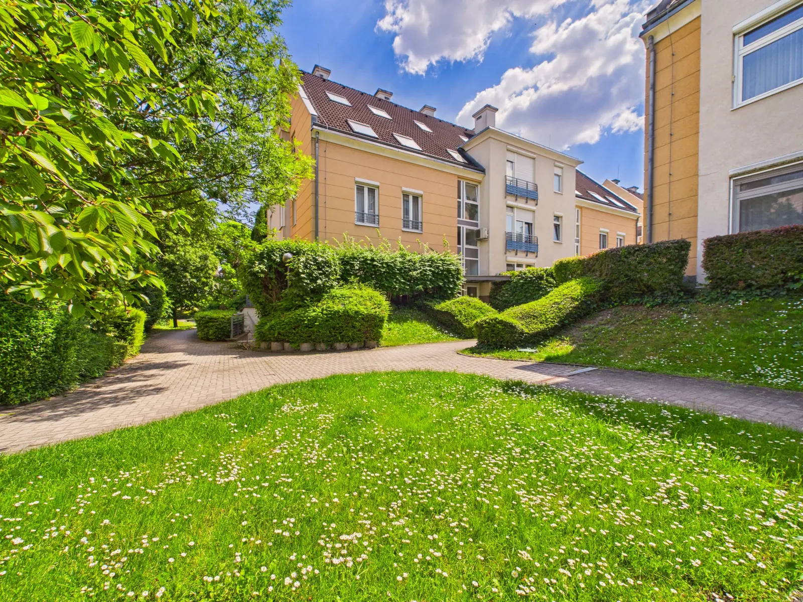 Tágas duplex lakás a Forrásliget Lakóparkban – III. kerület, Blanka köz – Budapest