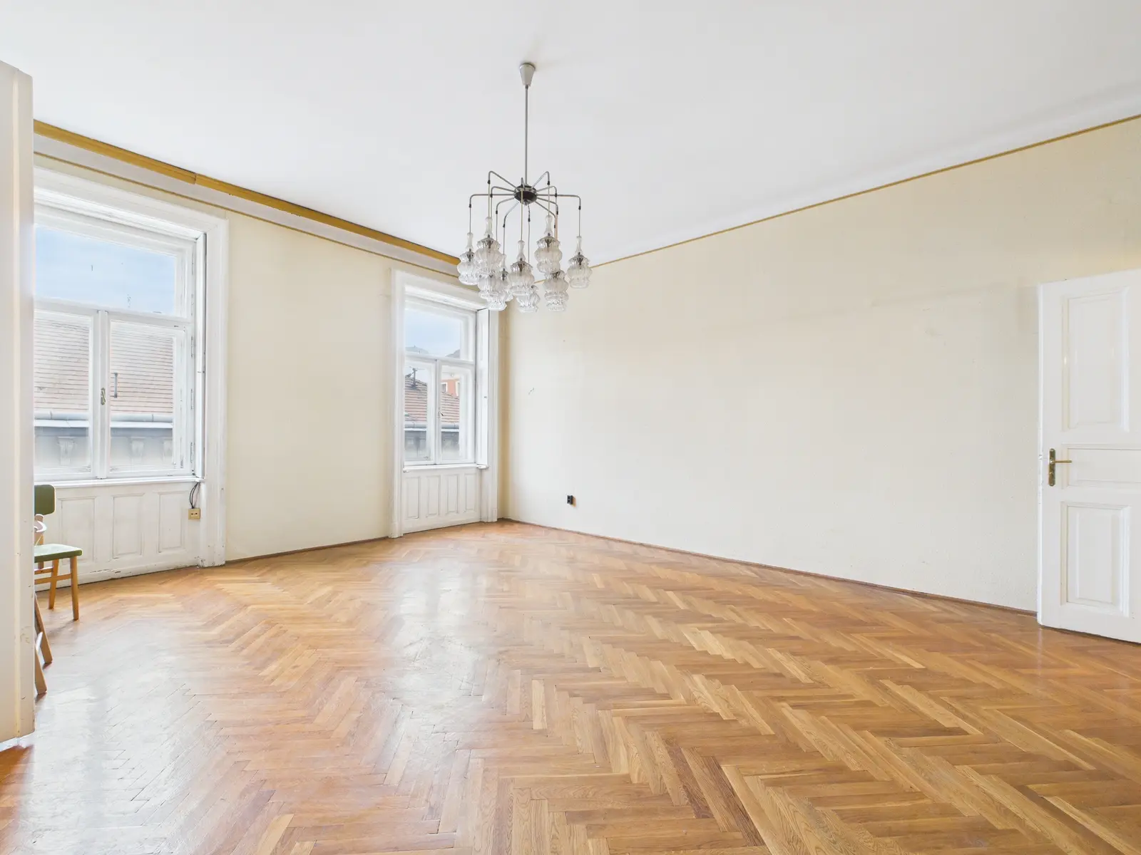 Kivételes lokáció a Palotanegyedben – Felújítandó lakás a gyönyörű homlokzatú házban – Budapest